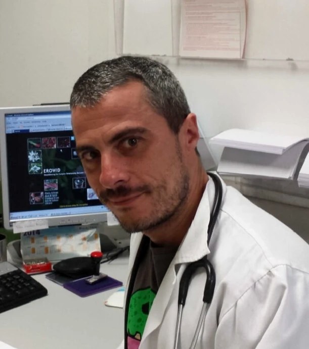 El Dr. Caudevilla con bata blanca y fonendoscopio en su consulta.