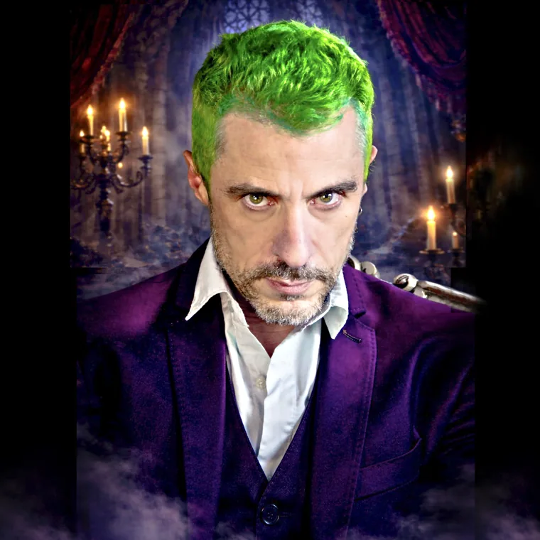 Retrato del Dr. Fernando Caudevilla, con el pelo verde y traje de terciopelo morado, entre velas y niebla